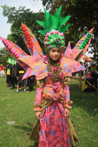 peserta batik carnival batang dari mts daarul ishlah